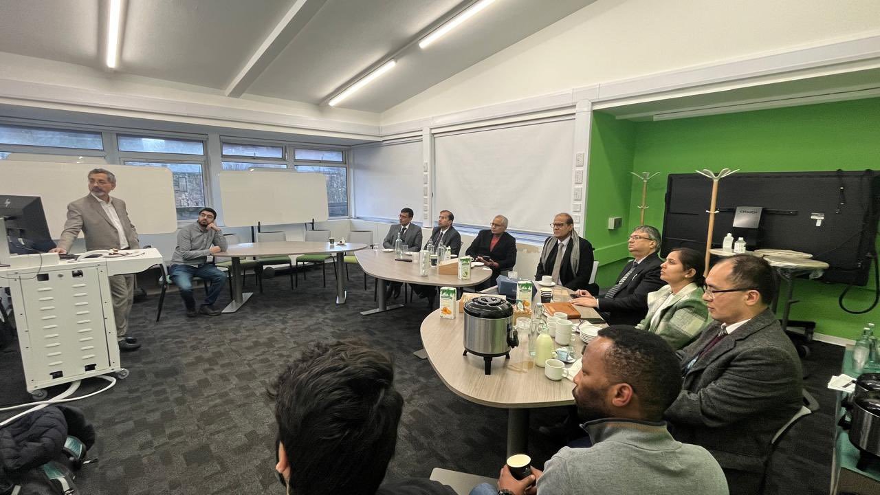 Secretary Telecom, Dr Neeraj Mittal, along with Telecom delegation visited the 6G Centre at the University of Glasgow.