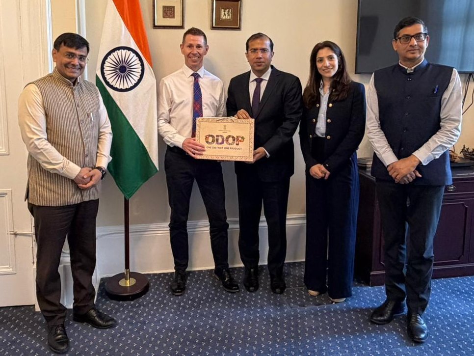 Consul General met the Associate Vice-Principal of the University of Dundee.